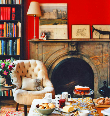The color red is so great in this room...